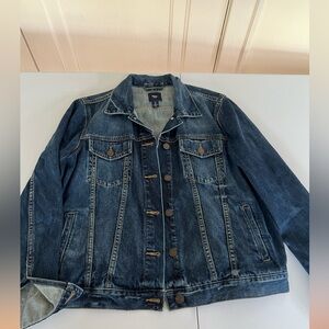 Women’s medium-wash Gap jean jacket size Large